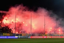 تماشاچیانی که از اشتیاق زیاد، ورزشگاه را به آتش کشیدند! + فیلم 