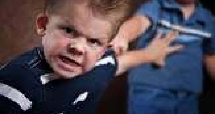 چگونه دفاع کردن از خود را به فرزندانمان آموزش دهیم؟ 