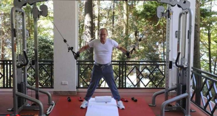 عجيب‌ترين تصاوير از پوتين در موقعيت هاى غير رسمى؛ از خوشگذرانى با «زيردريايی» تا «پختن كباب»! 