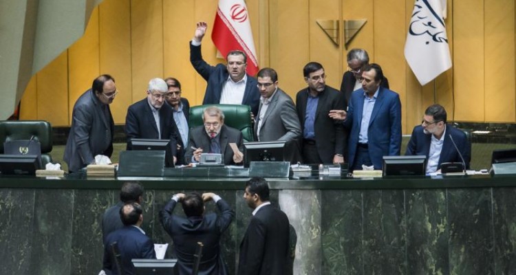 استیضاح شبهه‌دار آقای وزیر/ درخواست کنندگان استیضاح ربیعی امضای خود را پس گرفتند/ جلسه بعد از 20 دقیقه غیرعلنی شد! 