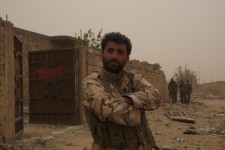 لحظاتی از حضور سردار سلیمانی در منزل شهید مرتضی حسین‌پور +فیلم 