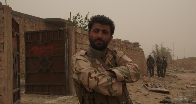 لحظاتی از حضور سردار سلیمانی در منزل شهید مرتضی حسین‌پور +فیلم 