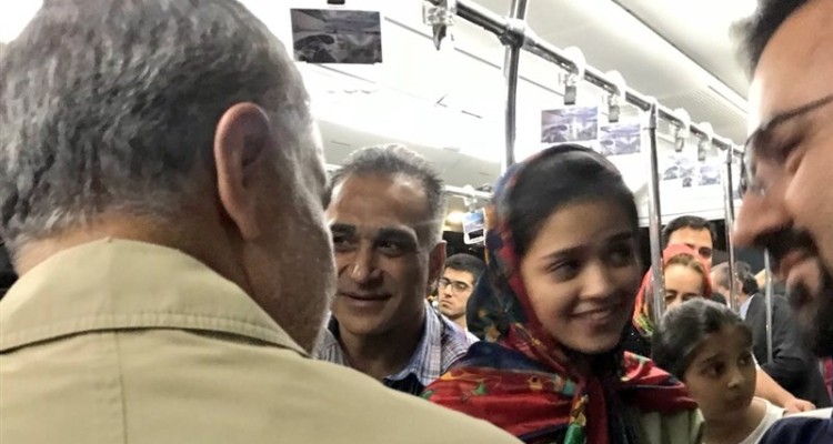 سفر سردار سلیمانی با هواپیمای عمومی و گفت‌وگوی رو در رو با مردم + عکس 