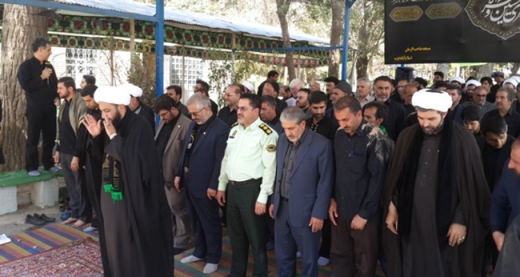  اقامه نماز ظهر عاشورا دراسلام آبادغرب+تصاویر