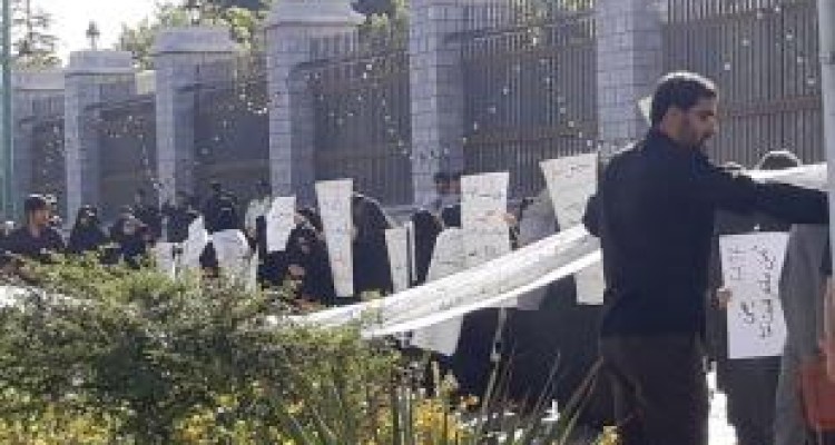 تجمع دانشجویان مقابل مجلس در اعتراض به تصویب"FATF"