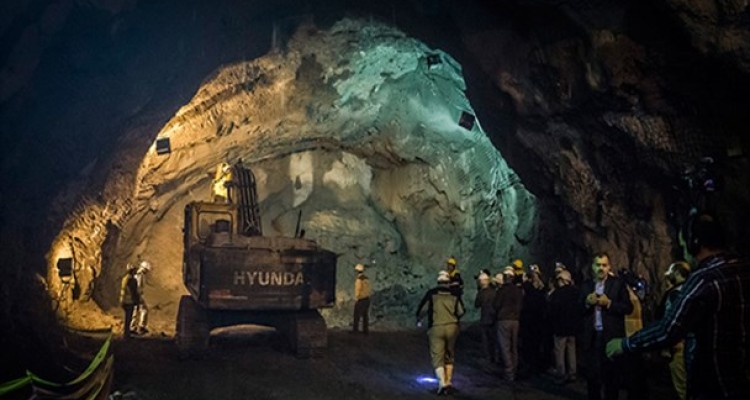 اتمام حفاری تونل شرقی البرز در آزاد راه تهران-شمال/تصاویر