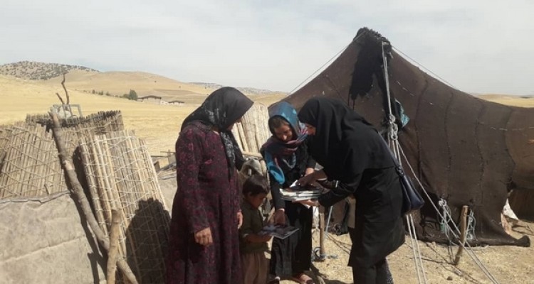 اهدای کتاب به روستائیان و عشایر اسلام آبادغرب+تصاویر