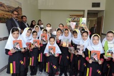 اهدای کتاب به دانش آموزان در اسلام آبادغرب+تصاویر