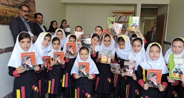 اهدای کتاب به دانش آموزان در اسلام آبادغرب+تصاویر