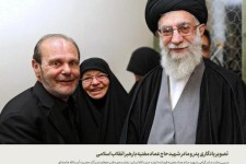 اهدای تصویر یادگاری رهبر انقلاب به خانواده شهید مغنیه 
