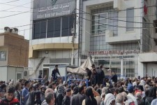 مشکلاتی که بی تدبیری مسئولان بانک مرکزی پیش پای زائران اربعین گذاشت/ 12 ساعت انتظار برای دریافت 100 هزار دینار!