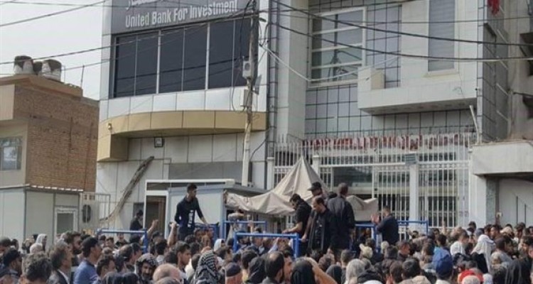 مشکلاتی که بی تدبیری مسئولان بانک مرکزی پیش پای زائران اربعین گذاشت/ 12 ساعت انتظار برای دریافت 100 هزار دینار!