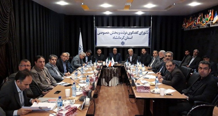  زنده فروشی، صنعت مرغ کرمانشاه را زمینگیر کرده است 