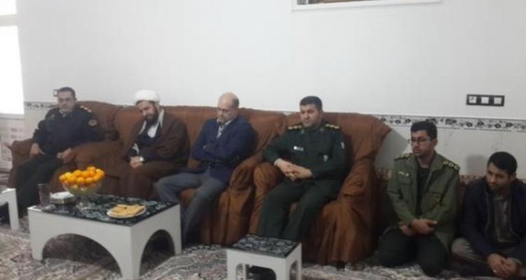 دیدار مسئولین اسلام آبادغرب با خانواده شهدای بسیجی+تصاویر