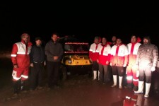 نجات دو کارگر محاصره شده در سیلاب توسط امدادگران هلال احمراسلام آبادغرب