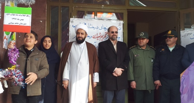 نواختن زنگ انقلاب در مدارس اسلام آبادغرب+تصاویر