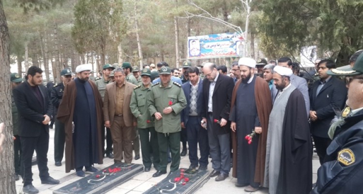 غبارروبی و عطرافشانی مزار شهدا در اسلام آبادغرب+تصاویر