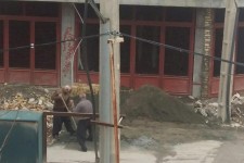 همکاری  شهروندان شهرستان اسلام آبادغرب  در باز کردن مسیر جریان آب