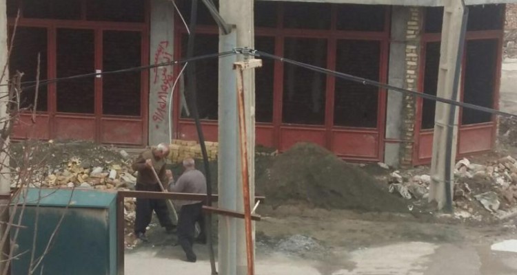 همکاری  شهروندان شهرستان اسلام آبادغرب  در باز کردن مسیر جریان آب