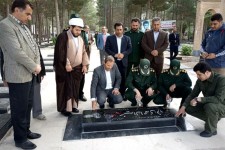 غبار روبی و عطر افشانی مزار شهدا توسط پرسنل سپاه پاسداران و فرهنگیان به مناسبت هفته عقیدتی سیاسی و روز معلم