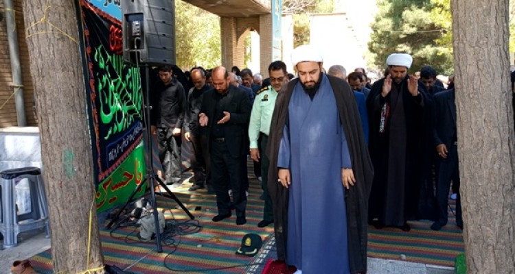 اقامه نماز باشکوه ظهر عاشورا در اسلام آبادغرب+تصاویر