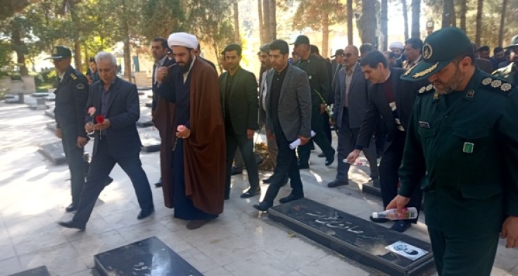 غبارروبی مزار شهدای اسلام آبادغرب به مناسبت آغاز هفته بسیج+تصاویر