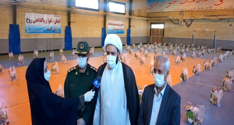 توزیع ۲۰۰۰ سبد معیشتی در اسلام آبادغرب در دومین مرحله کمکهای مومنانه +تصاویر