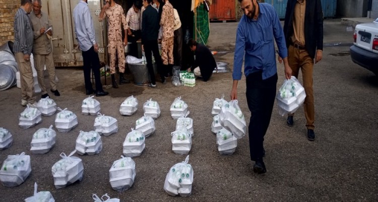 توزیع 3هزار پرس غذای گرم توسط سپاه در بین ایتام و نیازمندان اسلام آبادغرب+تصاویر