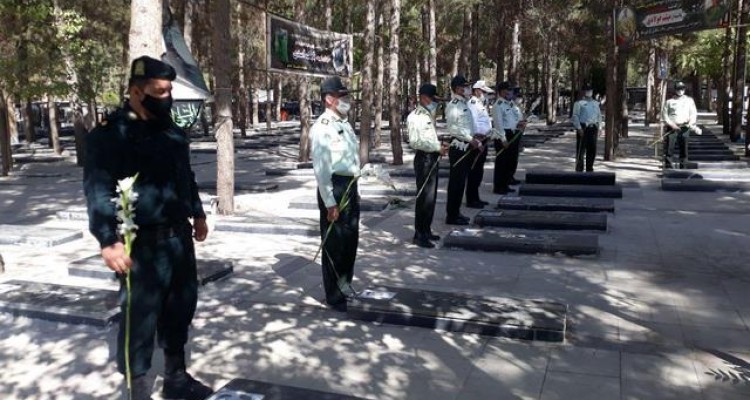 غبار روبی مزار شهدا توسط فرماندهی و پرسنل انتظامی اسلام آبادغرب+تصاویر