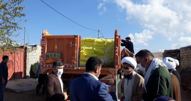 توزیع 200 کیسه آرد در قالب رزمایش کمک مومنانه در روستاهای محروم بخش حمیل