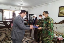 دیدار فرمانده قرارگاه عملیاتی لشکر 81 ارتش با خانواده شهدا در اسلام آبادغرب