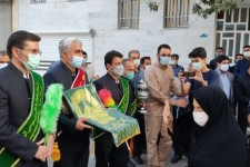 استقبال خانواده شهدا و مردم اسلام آبادغرب از خدام و پرچم حرم امام رضا(ع)+فیلم و عکس