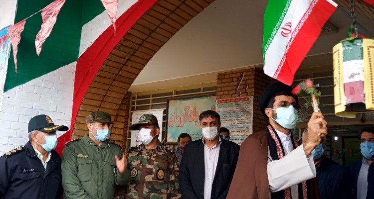 «زنگ انقلاب» در نخستین روز از دهه فجر در مدارس اسلام آبادغرب نواخته شد