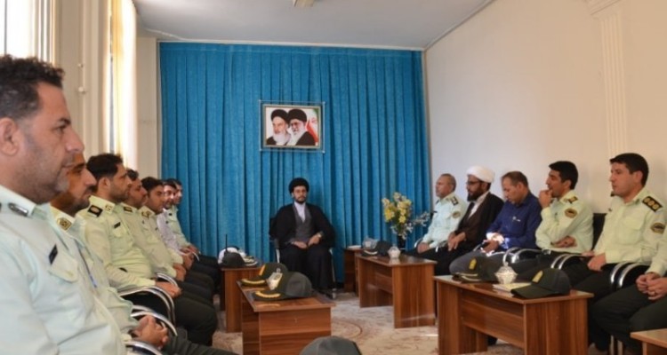 دیدار کارکنان انتظامی اسلام آبادغرب با امام جمعه شهرستان