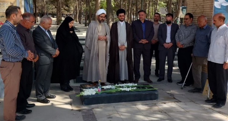 تجلیل‌ از‌خانواده‌ شهید‌ عرصه‌ خدمت‌ دامپزشکی‌‌ در اسلام آبادغرب بمناسبت‌ هفته‌ دامپزشکی‌