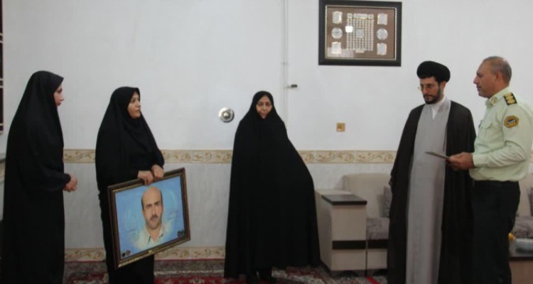 تجلیل از خانواده شهید انتظامی اسلام آبادغرب در هفته فراجا