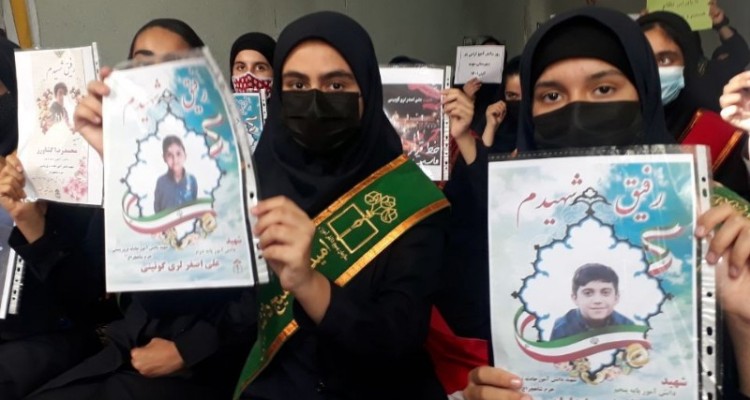 اجرای پویش "رفیق شهیدم" توسط دانش آموزان دهه هشتادی و دهه نودی اسلام آبادغرب+تصاویر