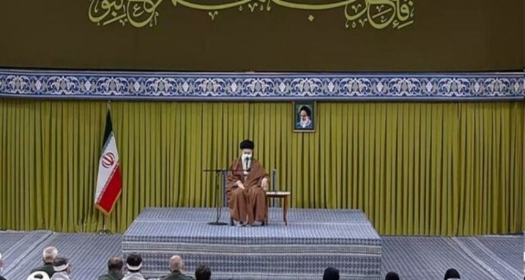 مذاکره با آمریکا مشکلی را حل نمی‌کند/ بچه های تیم ملی چشم ملت ما را روشن کردند