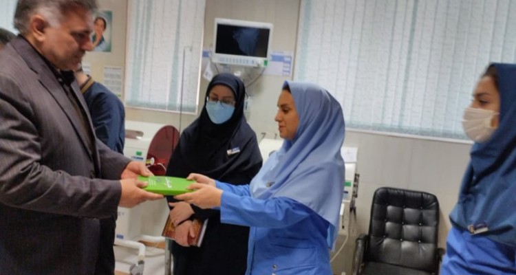 تقدیر از پرستاران بیمارستان امام (ره) اسلام آبادغرب با اهدای کتاب