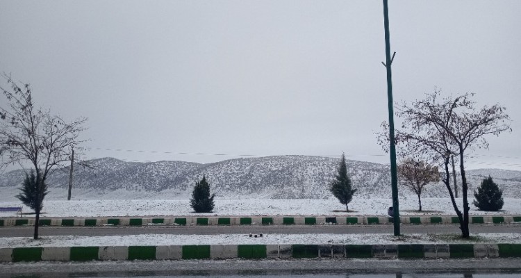 بارش برف اسلام آبادغرب را سفیدپوش کرد/گلایه والدین از عدم تعطیلی مدارس ابتدایی