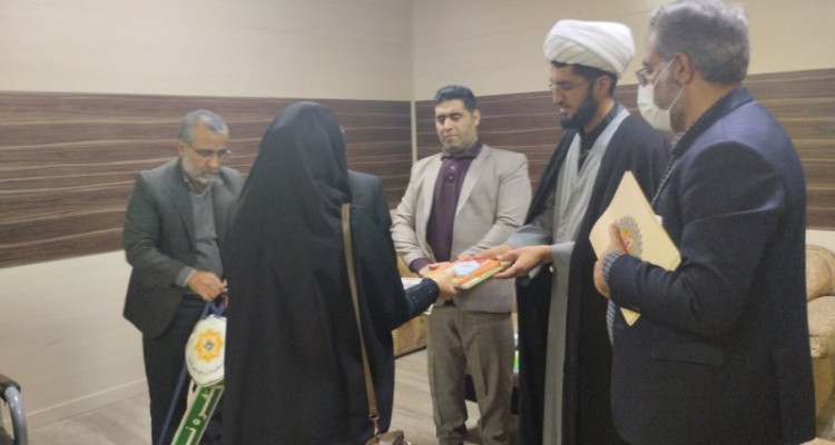 تجلیل از بانوان فعال در عرصه فرهنگ، هنر و رسانه در شهرستان اسلام آبادغرب+عکس