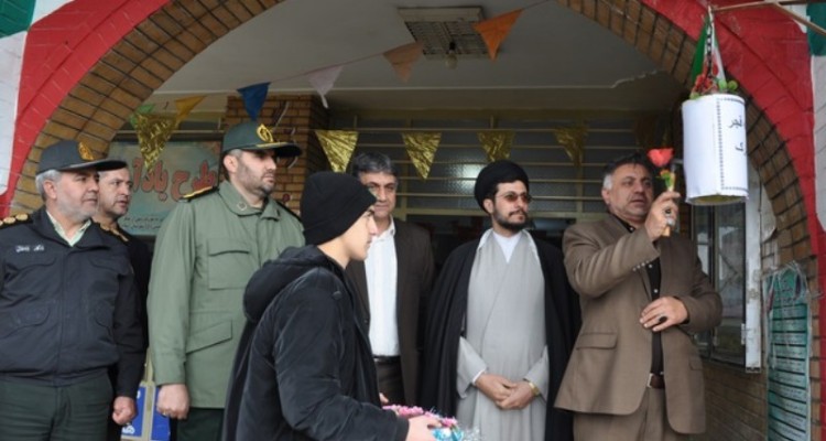 نواختن «زنگ انقلاب» در مدارس اسلام آبادغرب+تصاویر