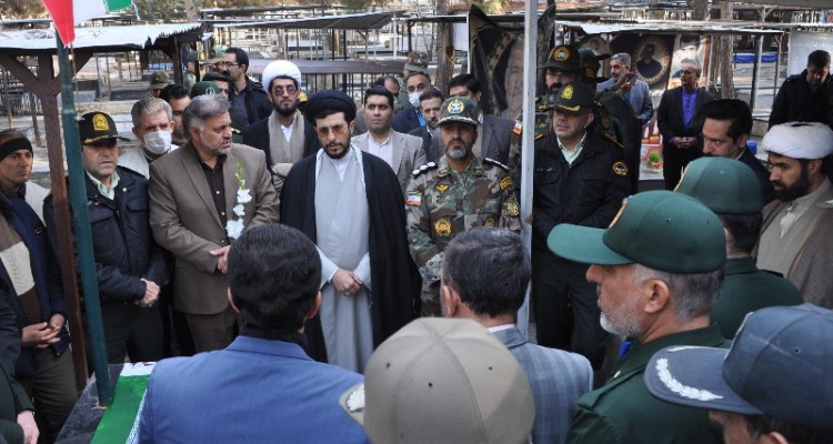 غبارروبی و عطرافشانی مزار شهدای اسلام آبادغرب به مناسبت دهه فجر+تصاویر