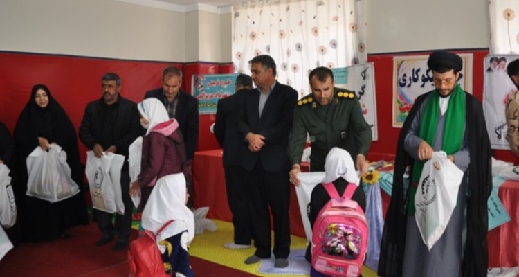 اهدای لوازم التحریر به دانش آموزان توسط بسیج سازندگی سپاه اسلام‌آبادغرب+تصاویر
