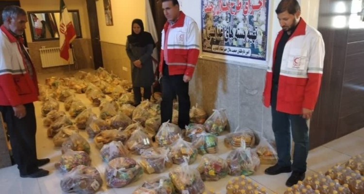 تهیه و توزیع 200 بسته مواد غذایی جهت توزیع در خانه های هلال و محلات کم برخوردار اسلام‌آبادغرب