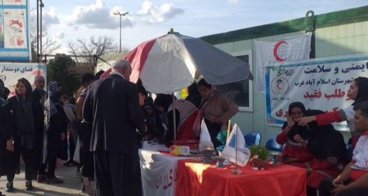 ارائه خدمات بشردوستانه اعضای جوانان جمعیت هلال‌احمر اسلام‌آبادغرب به مسافرین نوروزی