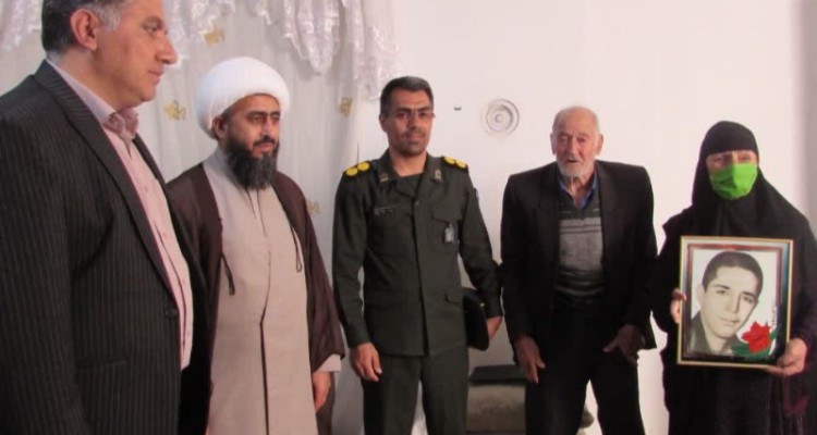 دیدار با خانواده معظم شهدا توسط گردان امام‌حسین(ع) در اسلام‌آبادغرب