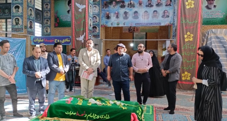 ادای احترام هنرمندان به مقام شامخ شهدای عملیات مرصاد/اجرای تئاتر خیابانی “فروشی نیست” در محل یادمان مرصاد