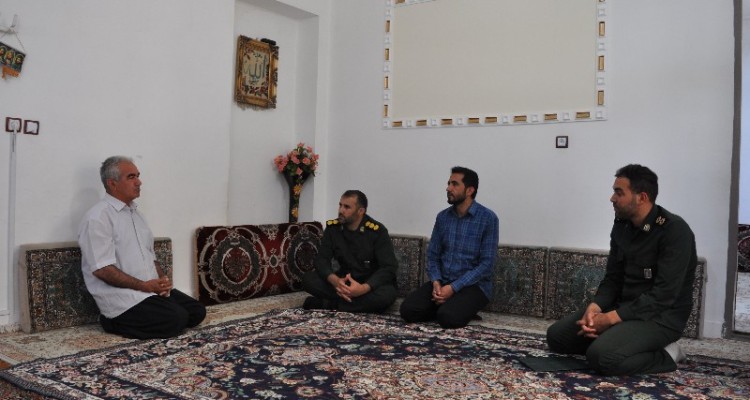 دیدار فرمانده سپاه اسلام‌آبادغرب با جانباز عملیات بیت‌المقدس