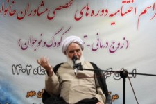 باید مسئولان زمینه‌های ازدواج جوانان را فراهم کنند